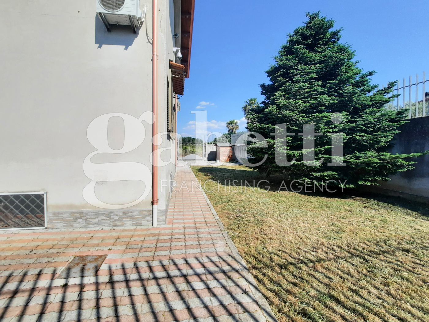 Villa ristrutturata a Giugliano in Campania