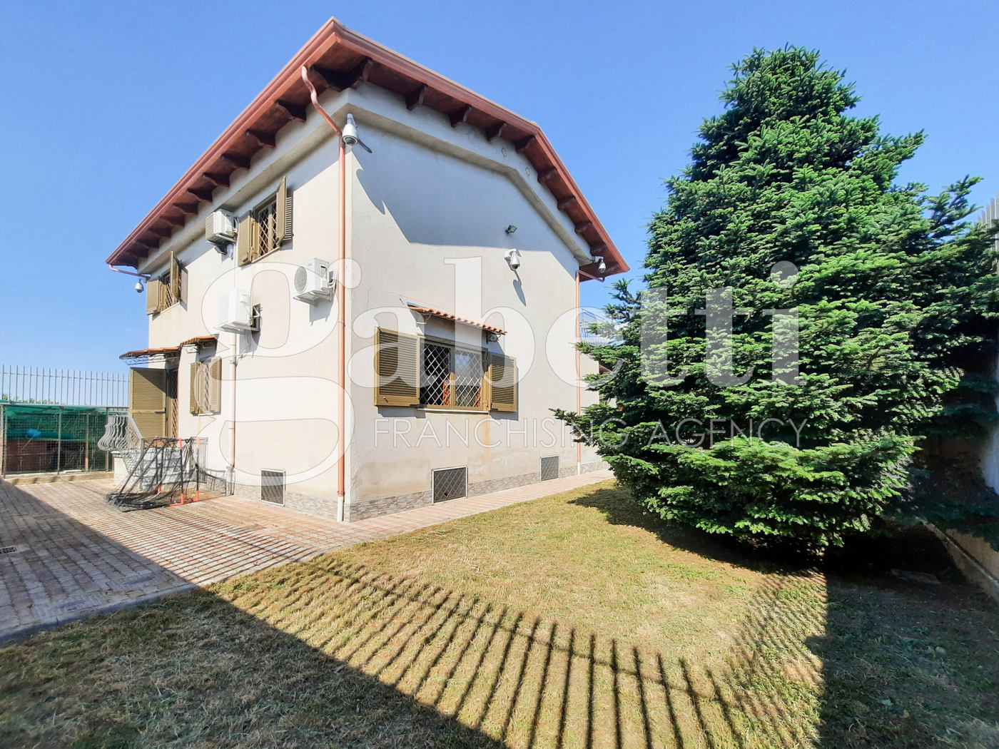 Villa ristrutturata a Giugliano in Campania