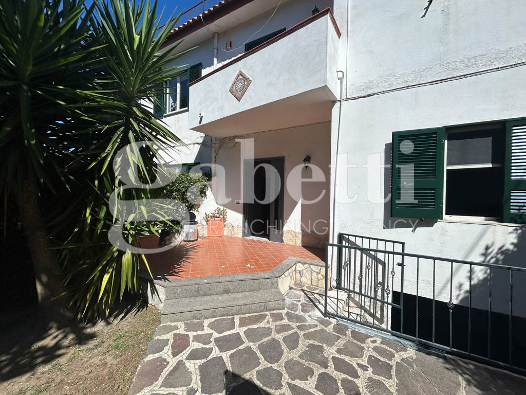 Villa arredata in affitto a Giugliano in Campania