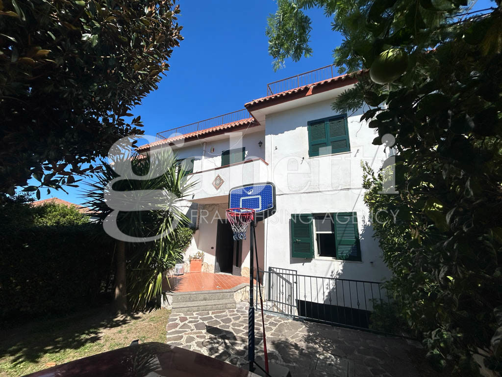 Villa arredata in affitto a Giugliano in Campania
