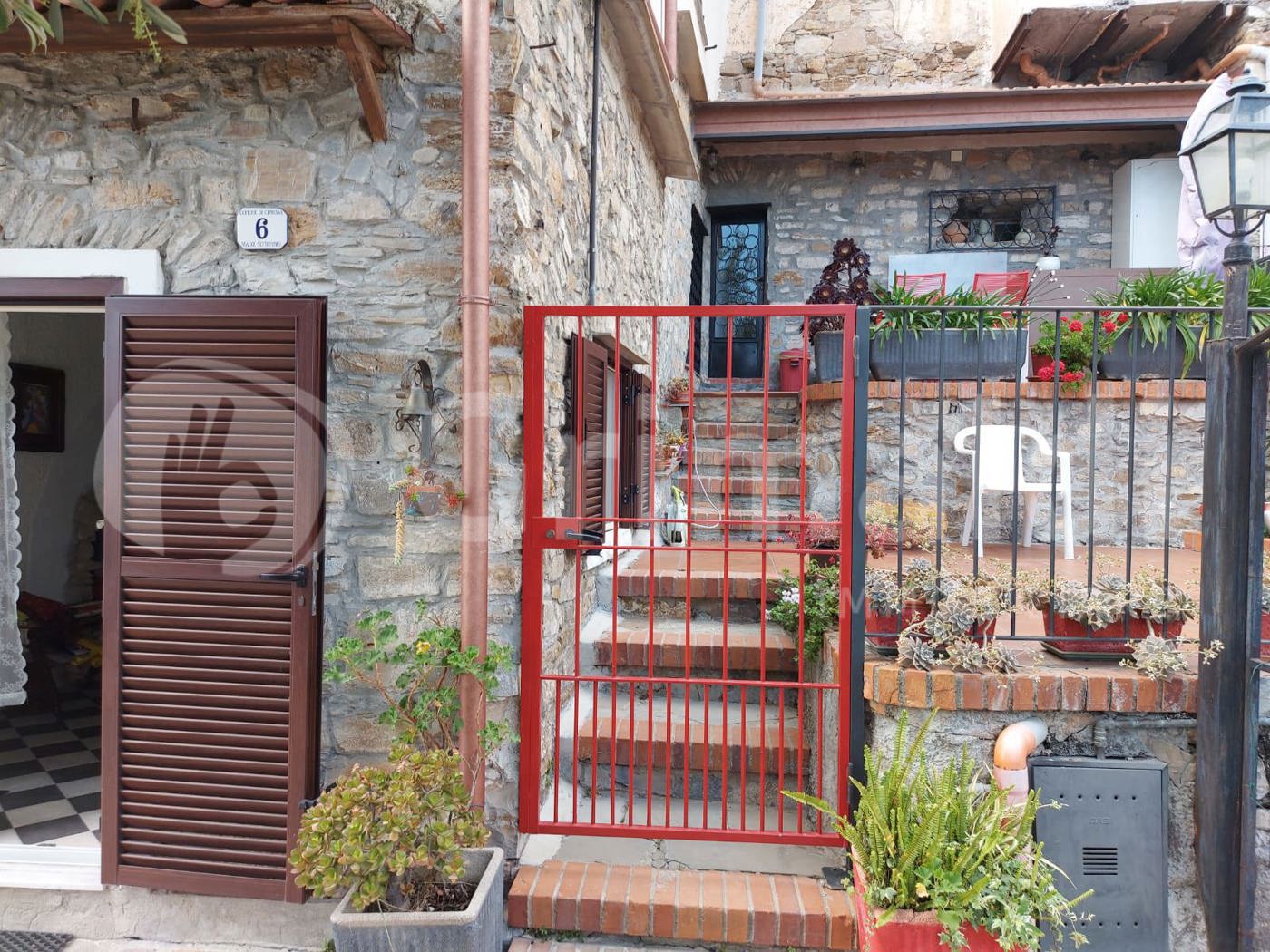 Casa indipendente con giardino a Cipressa