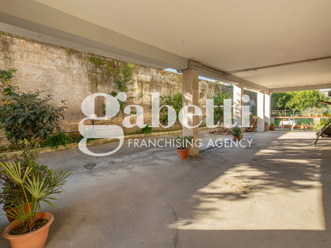 Casa indipendente con giardino a Napoli