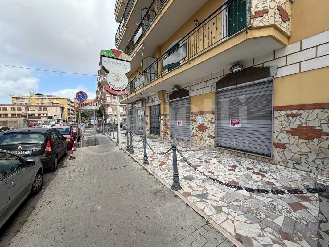 Negozio in affitto a Napoli