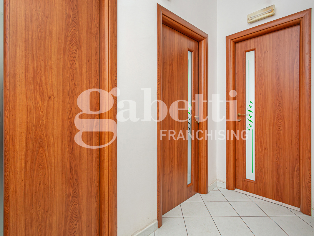 Ufficio con box a Mugnano di Napoli