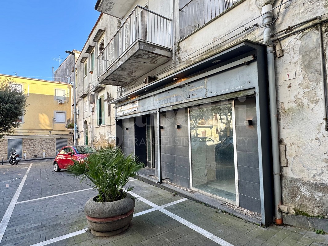 Negozio in affitto a Napoli