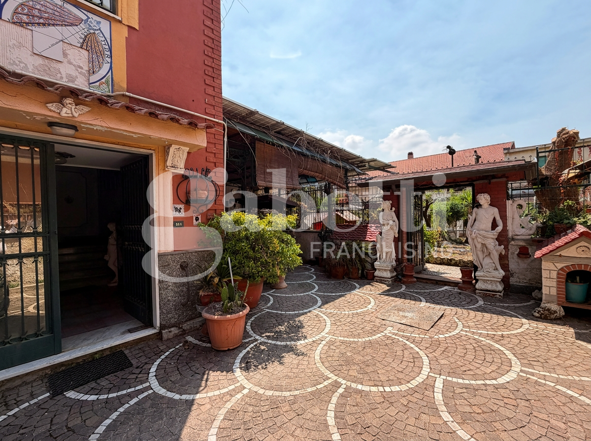 Stabile/Palazzo con giardino a Mugnano di Napoli