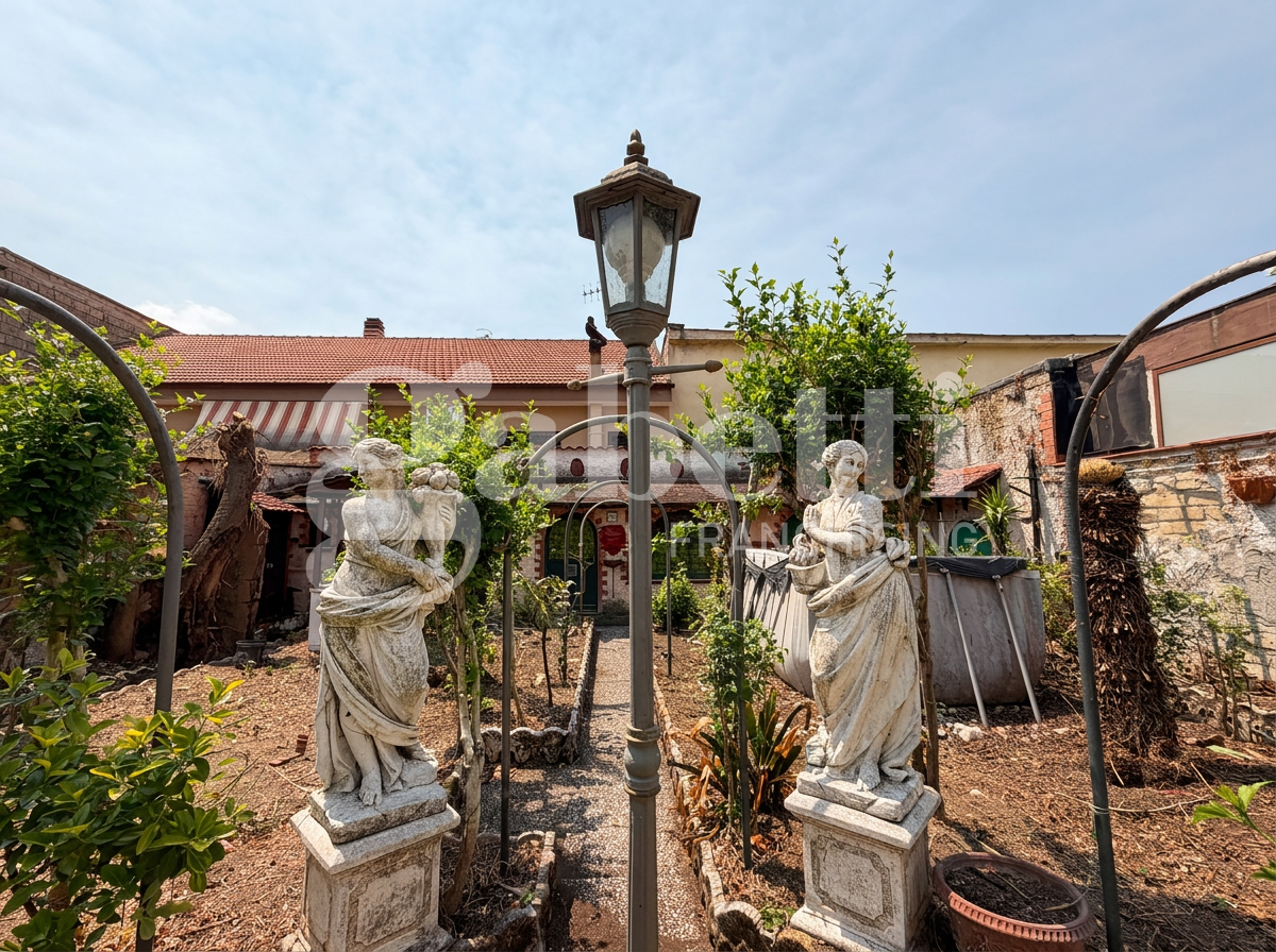 Stabile/Palazzo con giardino a Mugnano di Napoli
