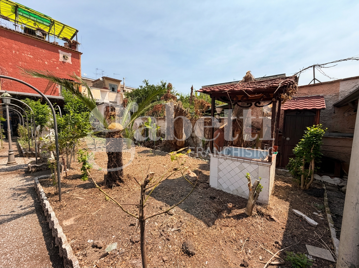 Stabile/Palazzo con giardino a Mugnano di Napoli