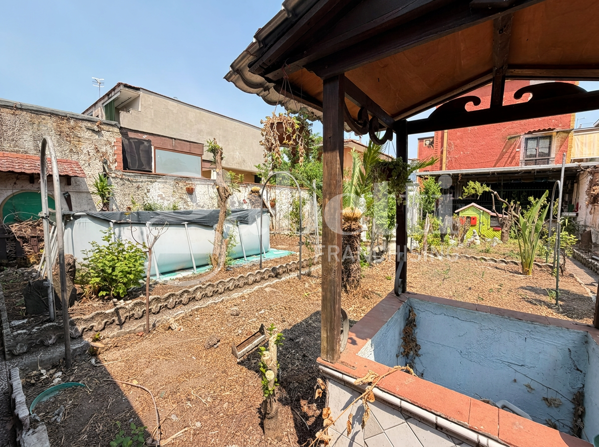 Stabile/Palazzo con giardino a Mugnano di Napoli