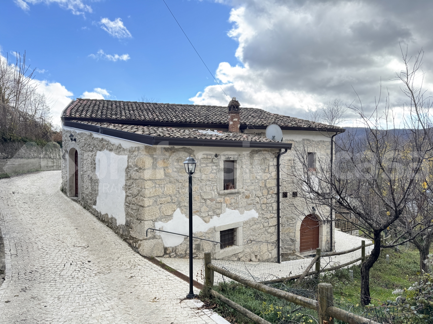 Quadrilocale in vendita a Montenero Val Cocchiara