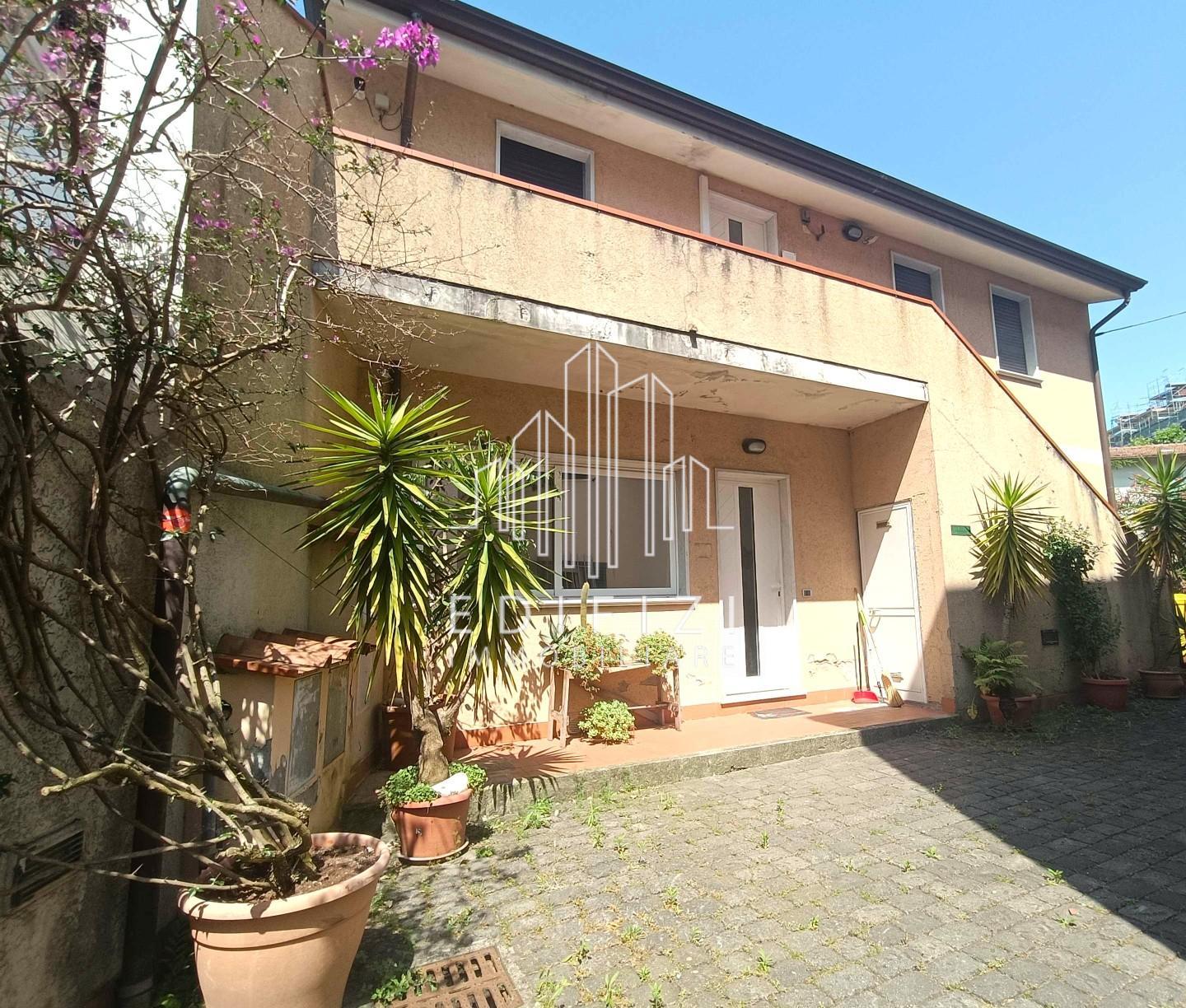 Casa indipendente con terrazzo, Massa zona viali