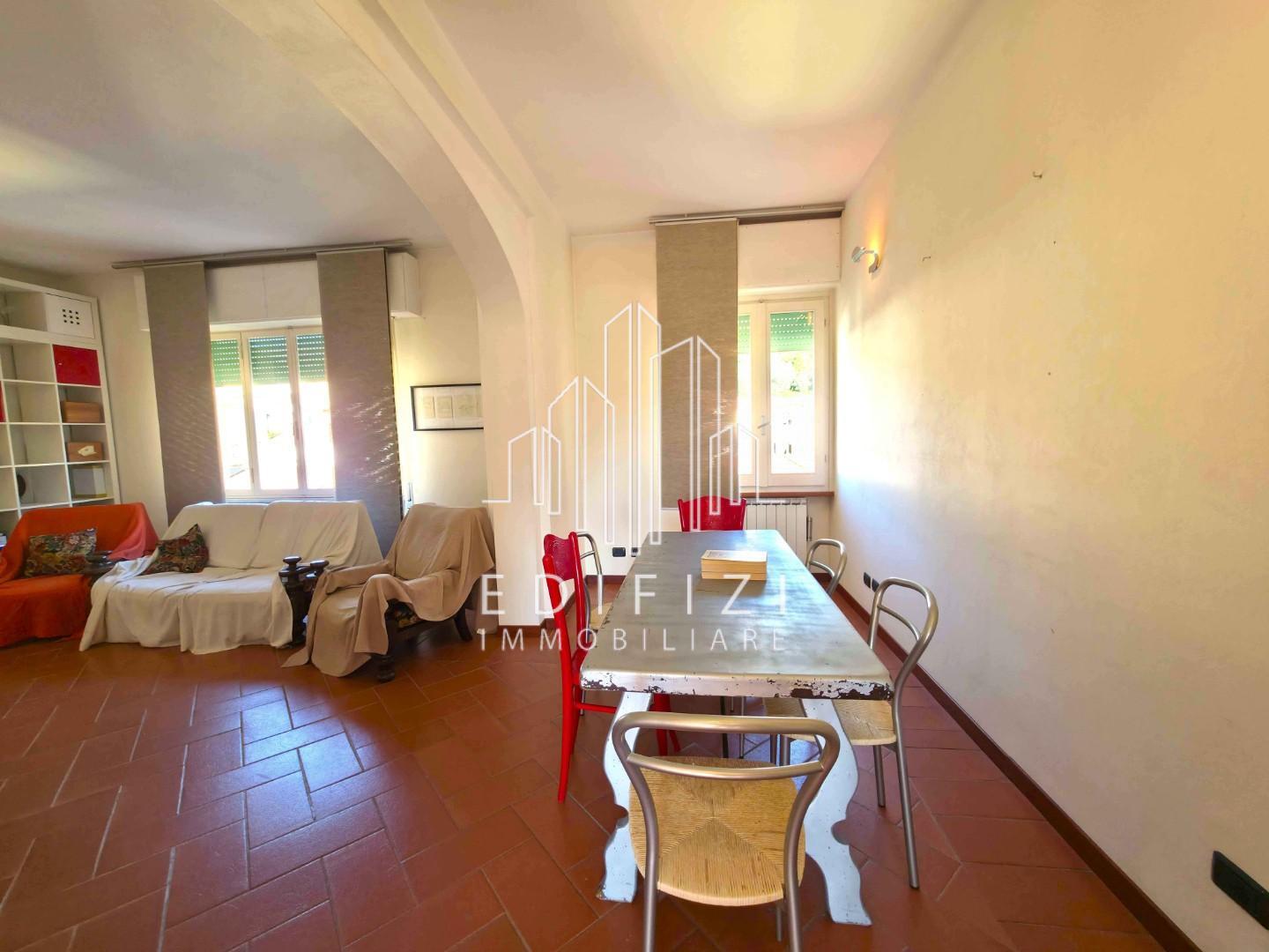 Appartamento con terrazzo, Massa centro