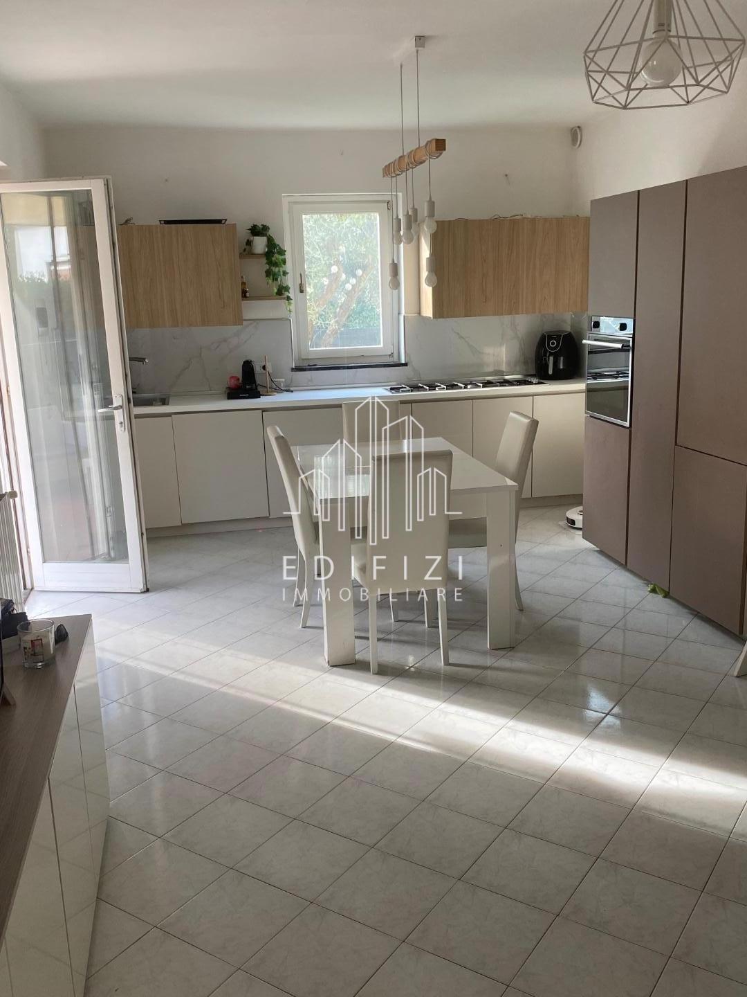 Quadrilocale con giardino, Massa marina di