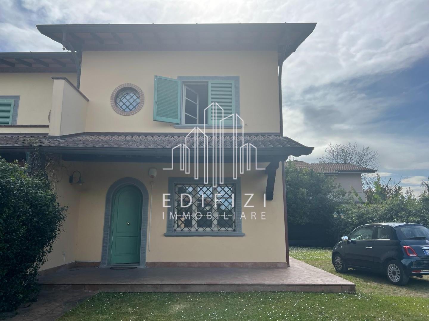 Villa con giardino, Forte dei Marmi via emilia