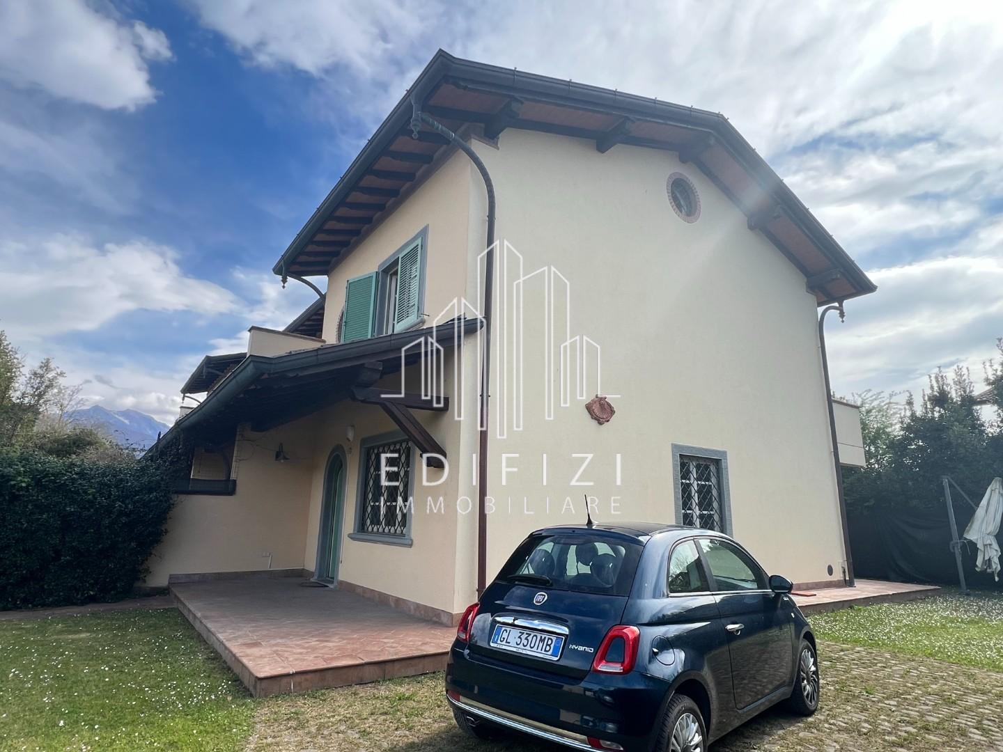 Villa con giardino, Forte dei Marmi via emilia