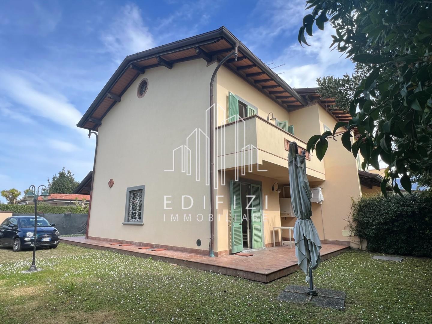 Villa con giardino, Forte dei Marmi via emilia