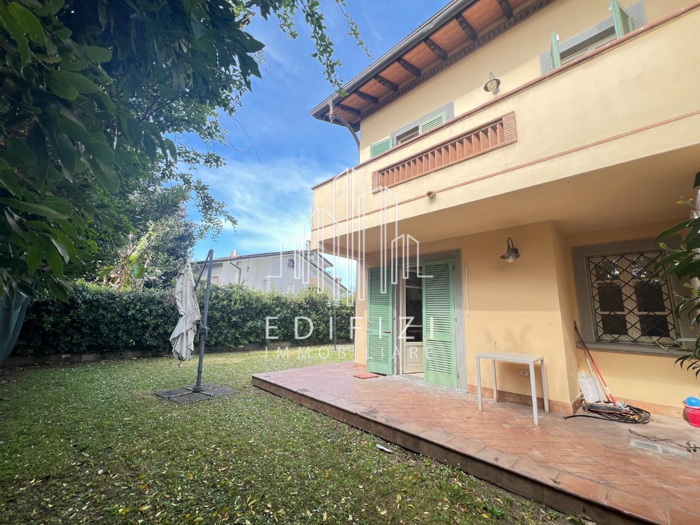 Villa con giardino, Forte dei Marmi via emilia