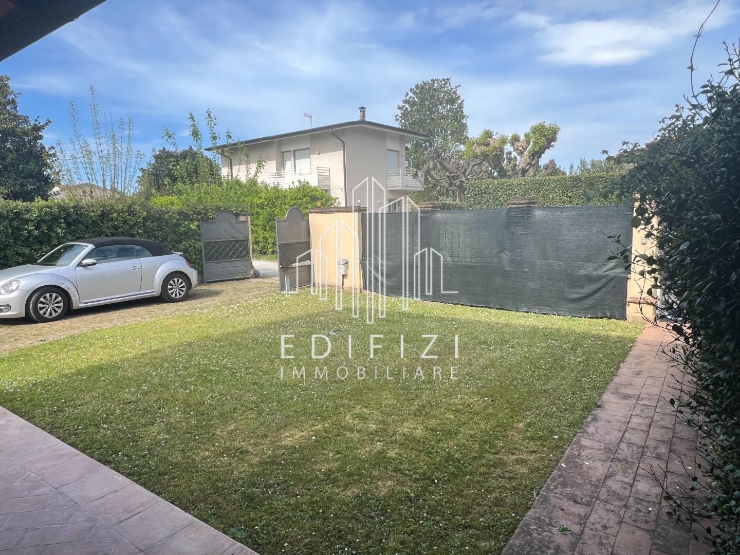 Villa con giardino, Forte dei Marmi via emilia