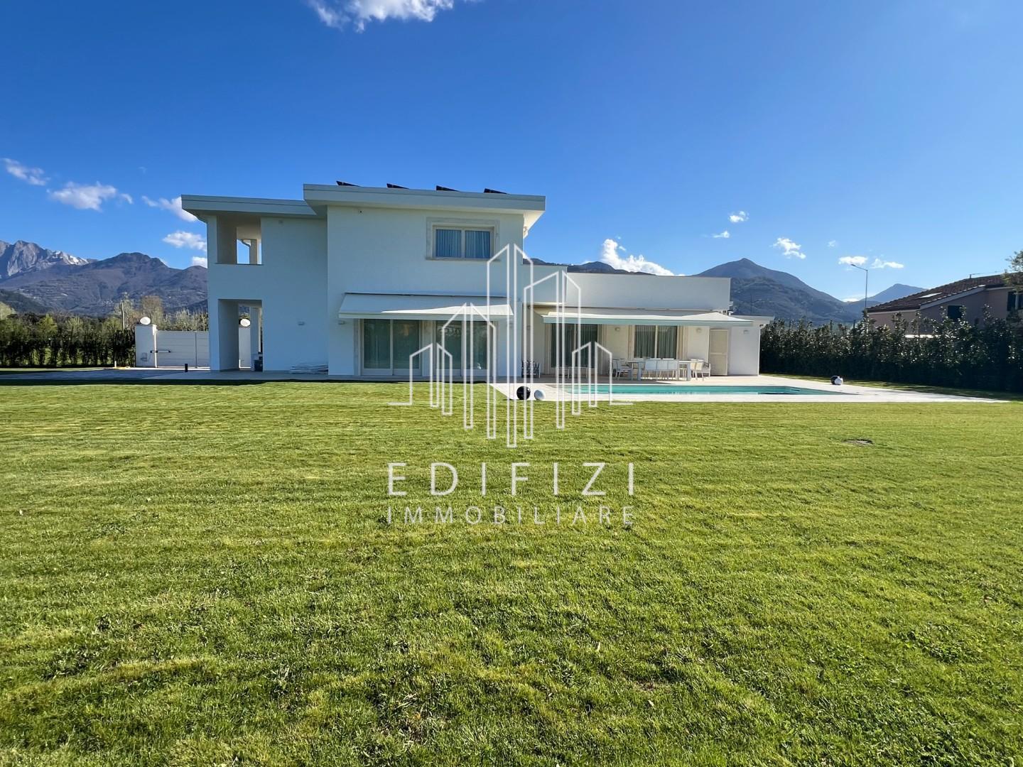 Villa con giardino, Pietrasanta vaiana