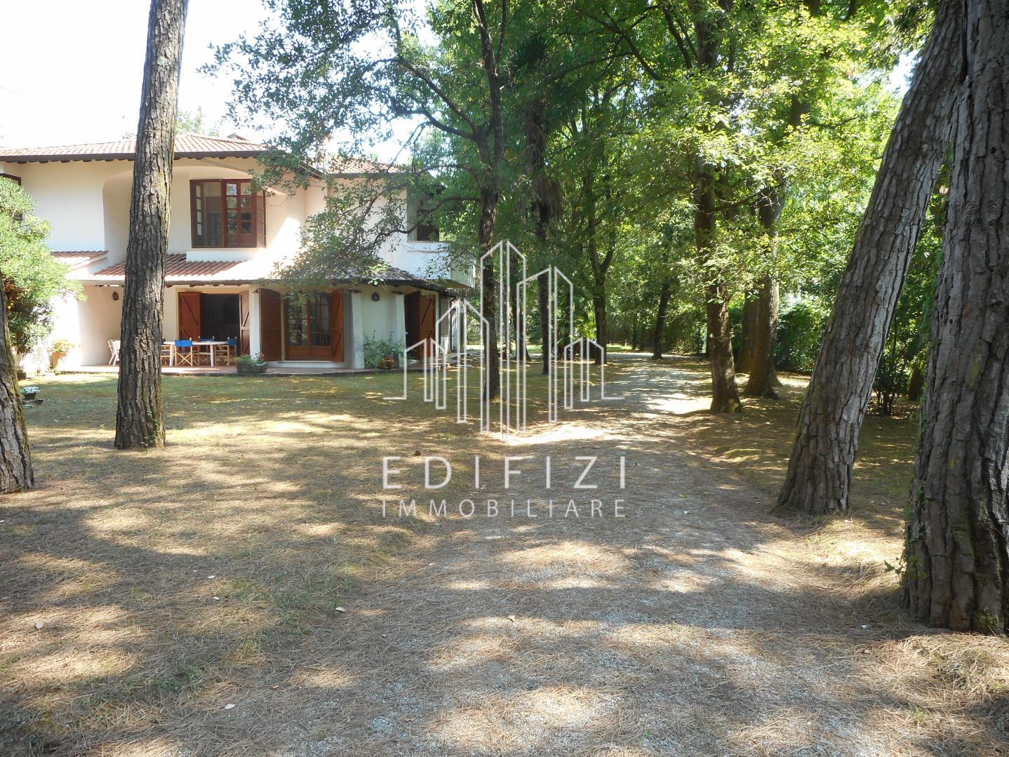 Villa Bifamiliare con giardino, Massa poveromo