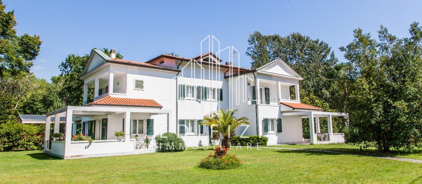 Villa con giardino, Massa poveromo