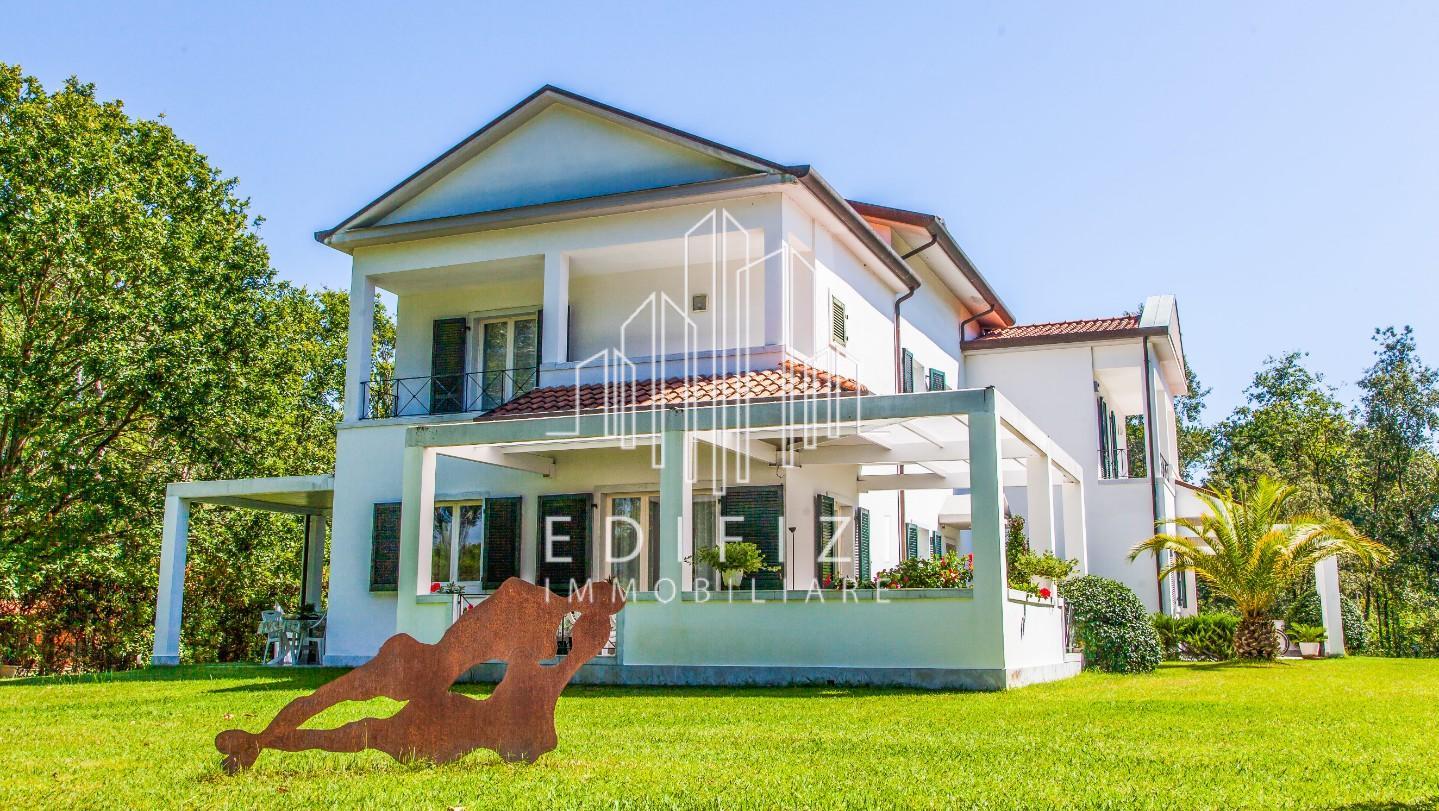 Villa con giardino, Massa poveromo