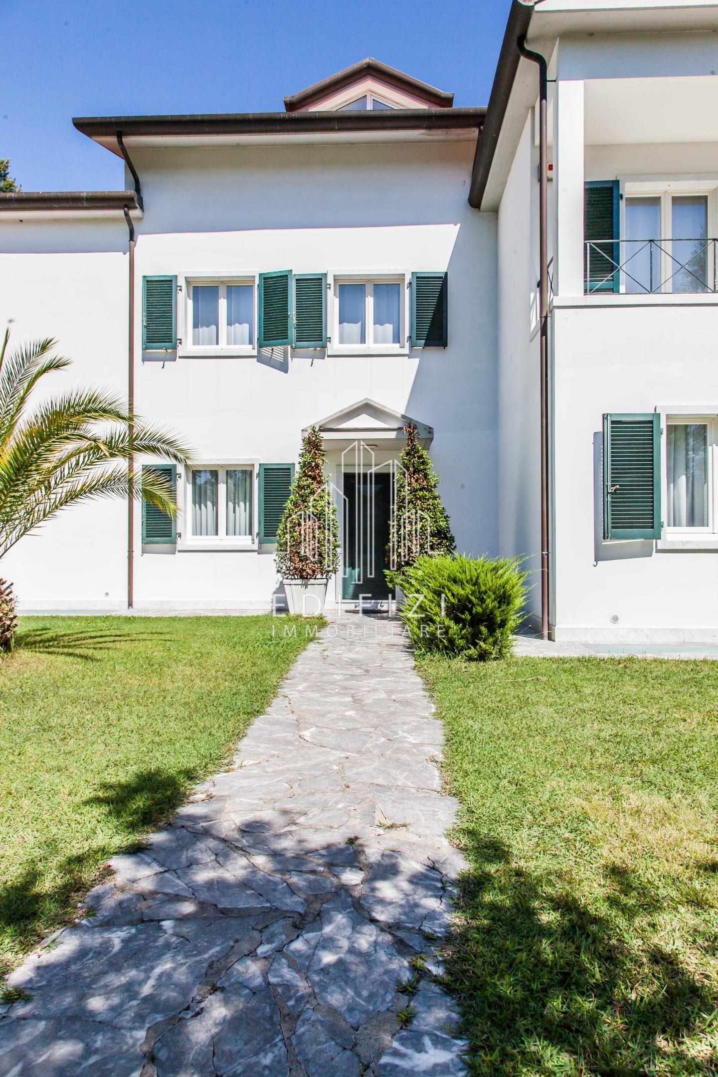 Villa con giardino, Massa poveromo