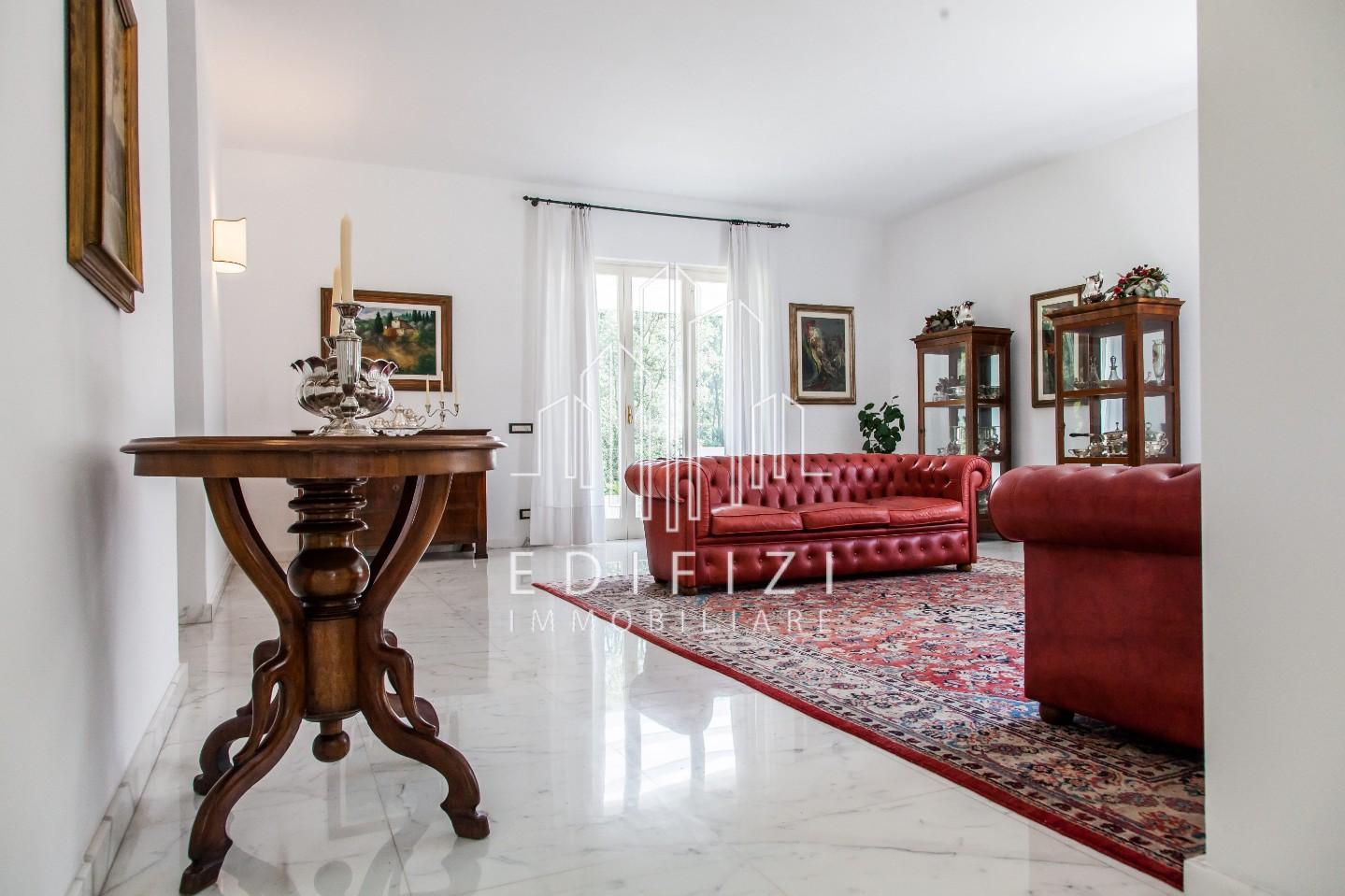 Villa con giardino, Massa poveromo