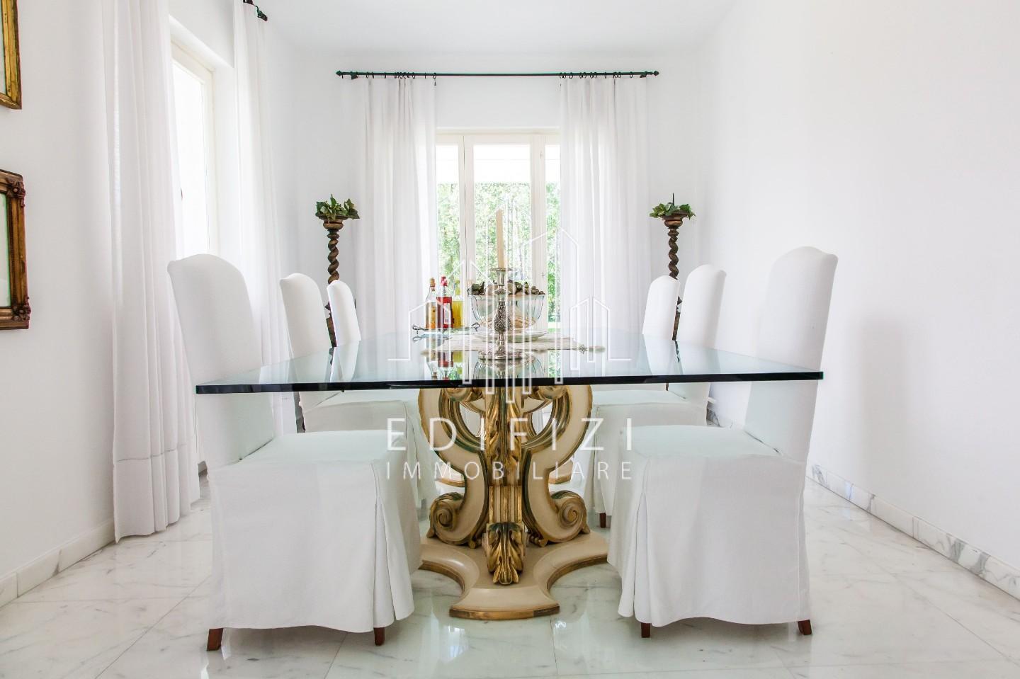Villa con giardino, Massa poveromo