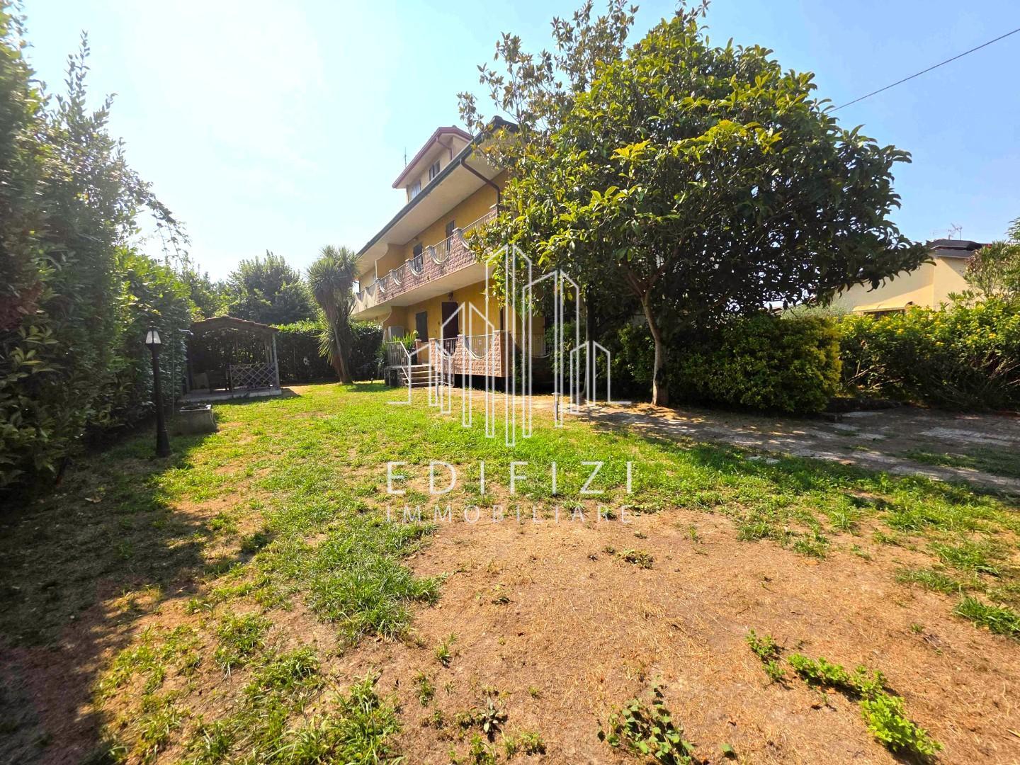 Villa Quadrifamiliari con giardino, Montignoso cinquale