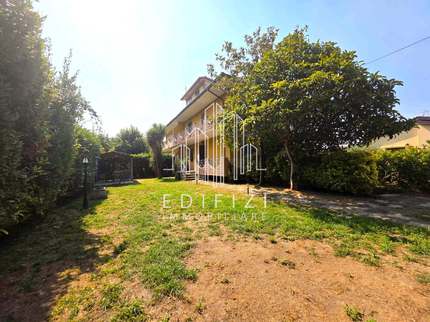 Villa Quadrifamiliari con giardino, Montignoso cinquale