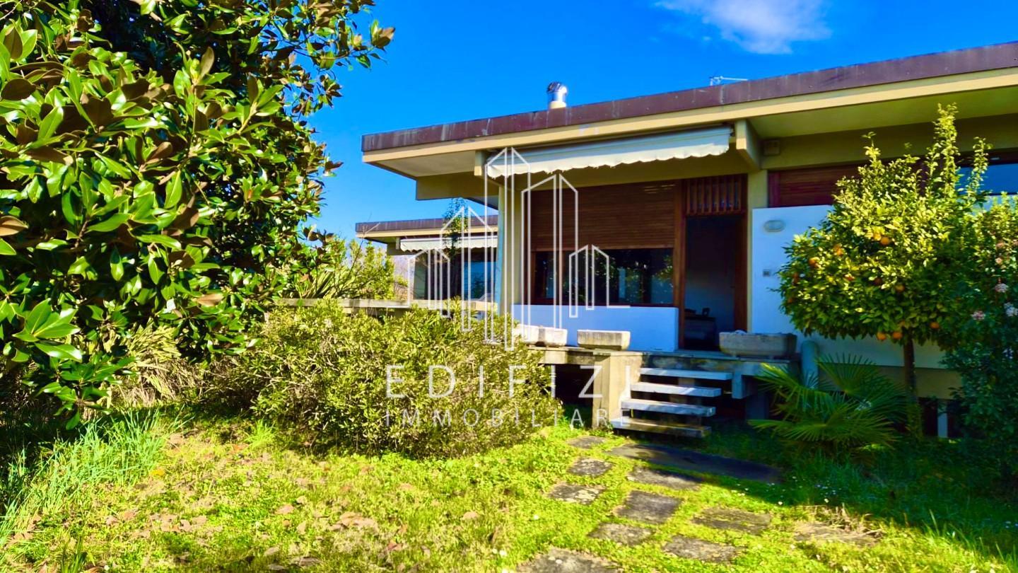 Villa con giardino a Pietrasanta
