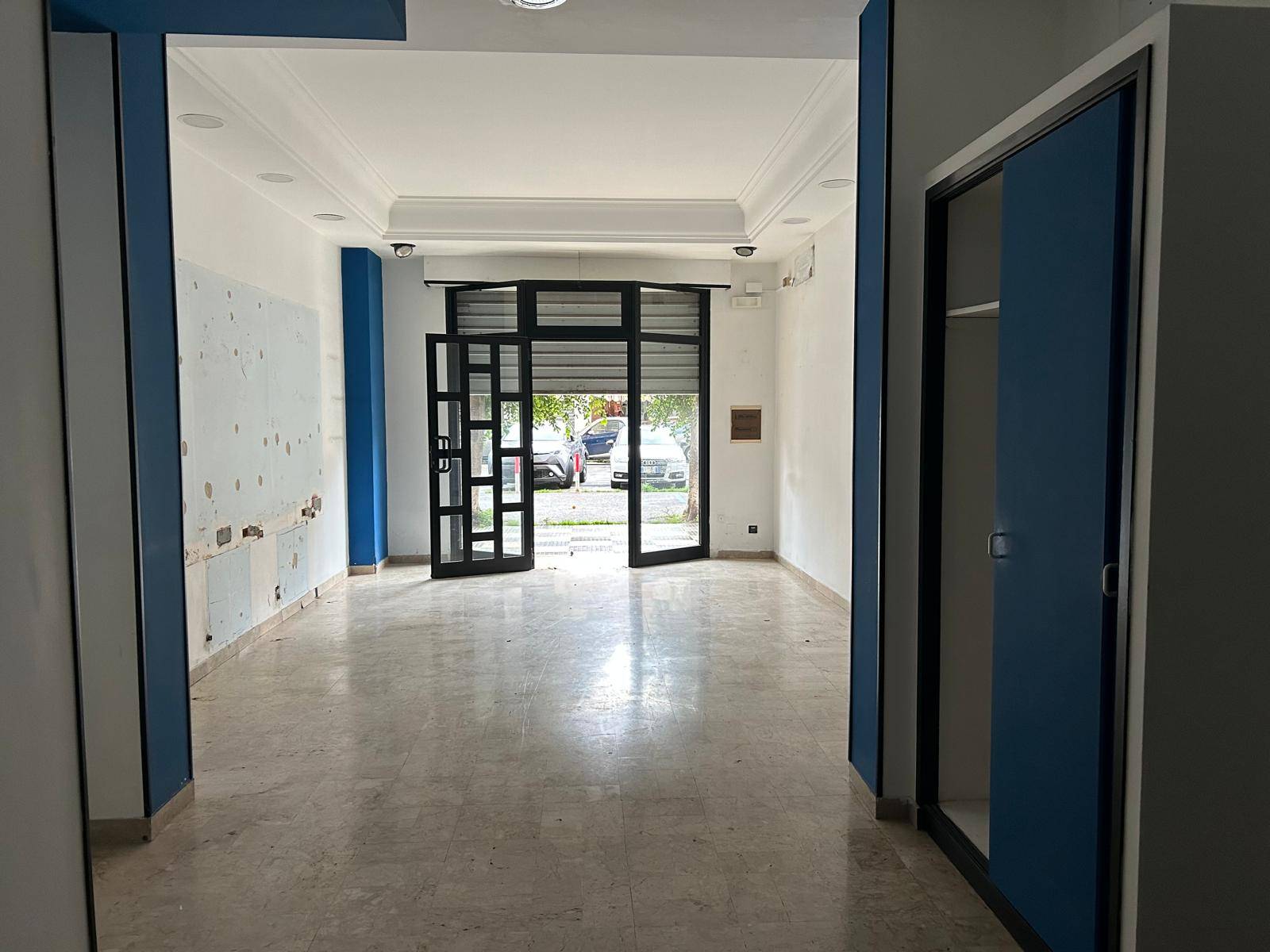 Locale commerciale in affitto a Palermo, Uditore