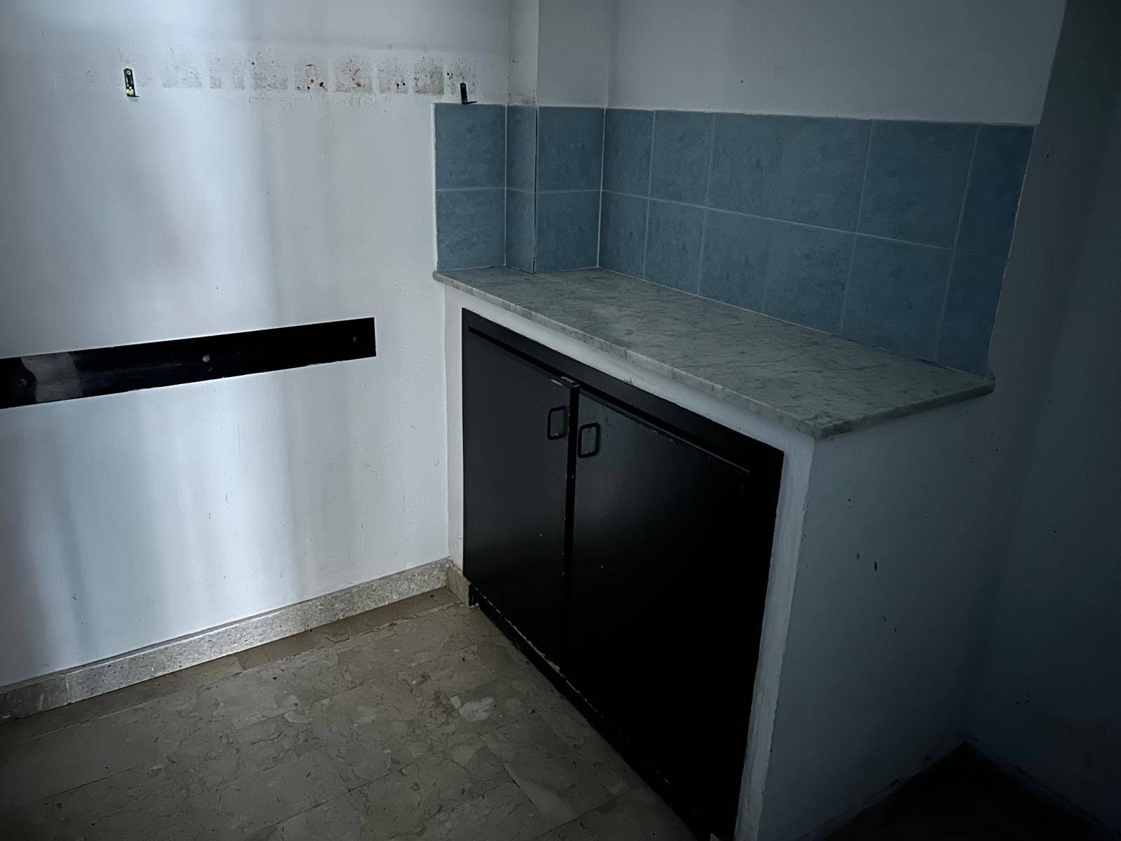 Locale commerciale in affitto a Palermo, Uditore
