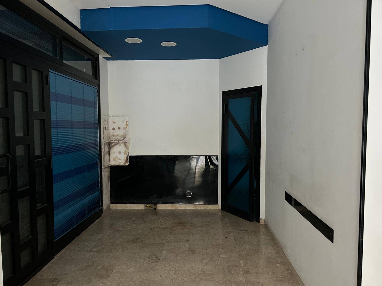 Locale commerciale in affitto a Palermo, Uditore