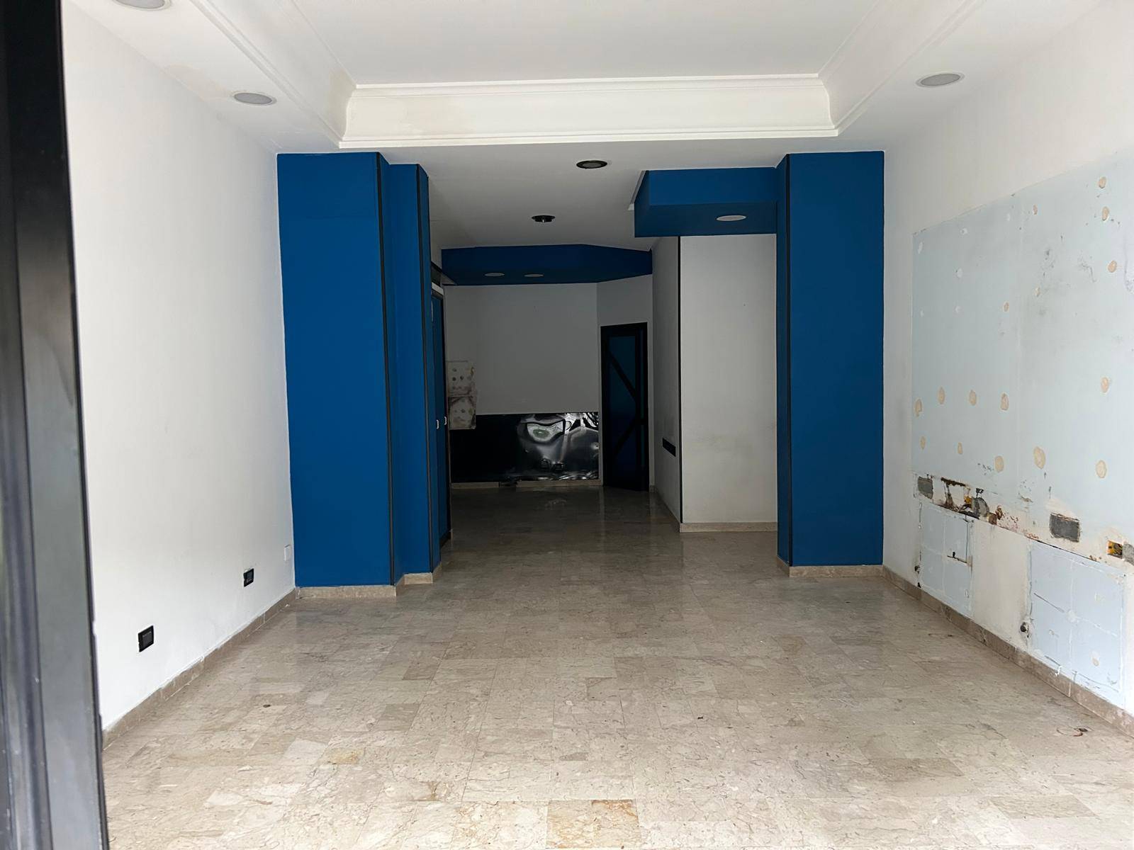 Locale commerciale in affitto a Palermo, Uditore