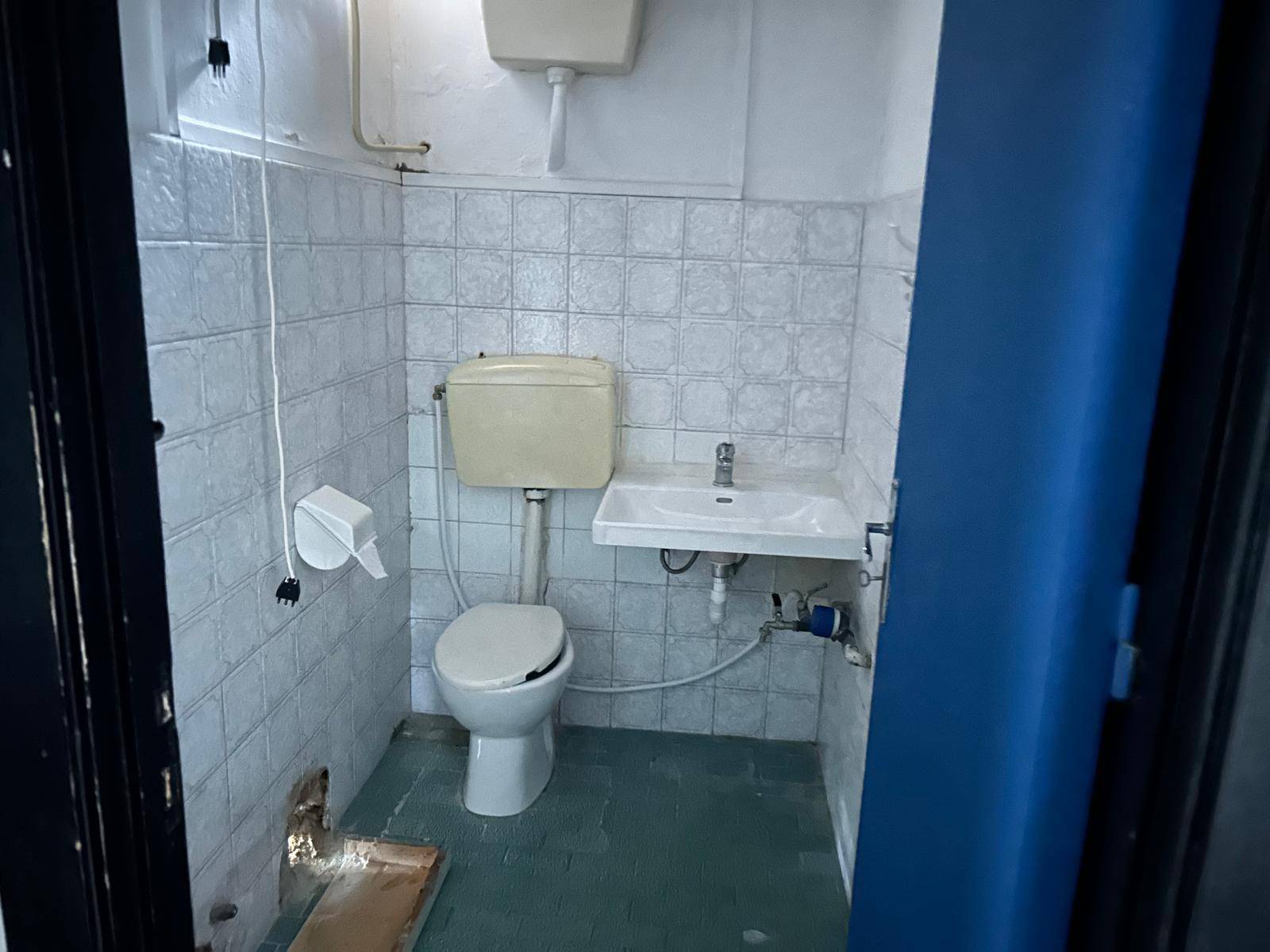 Locale commerciale in affitto a Palermo, Uditore