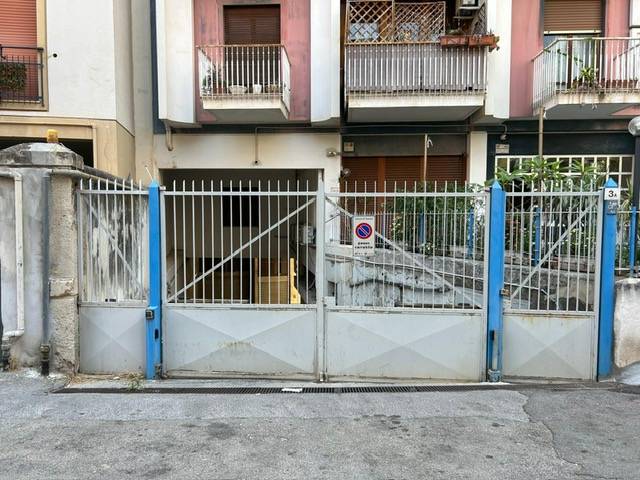 BOX GARAGE in vendita a Palermo, Libert