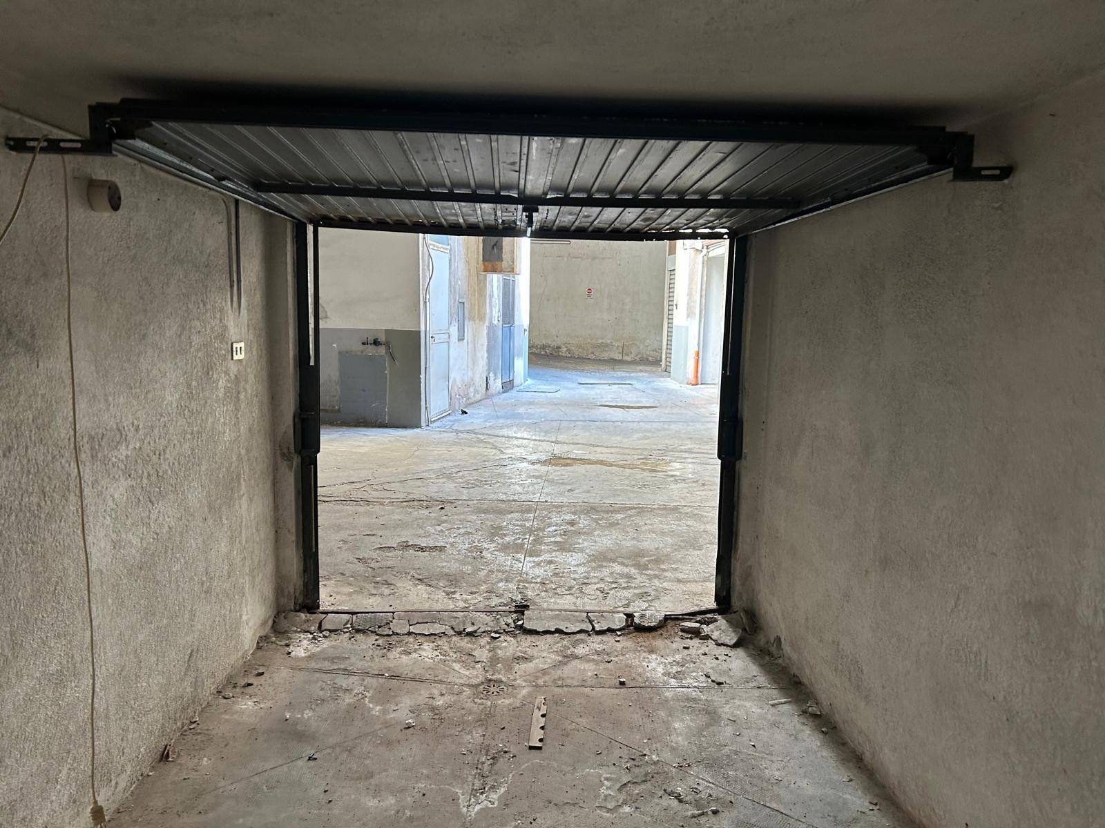 BOX GARAGE in vendita a Palermo, Libert