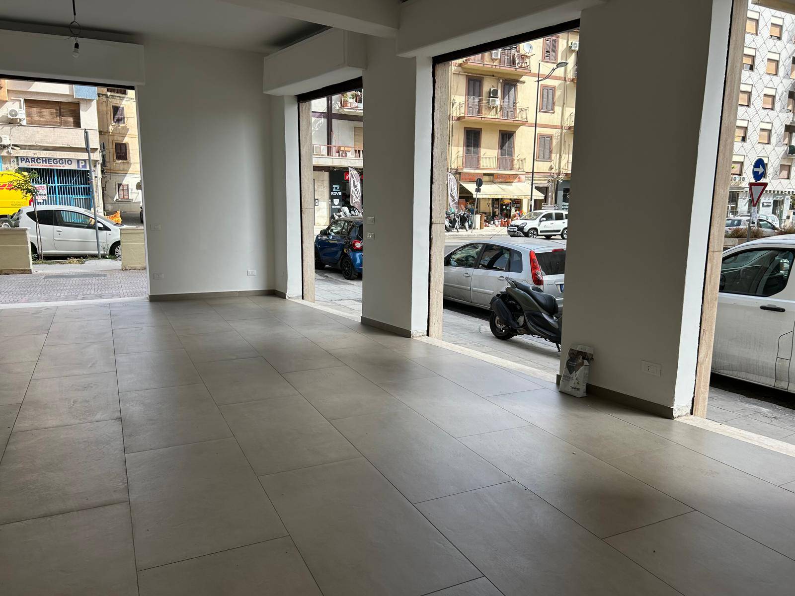 Locale commerciale in affitto a Palermo, Libert
