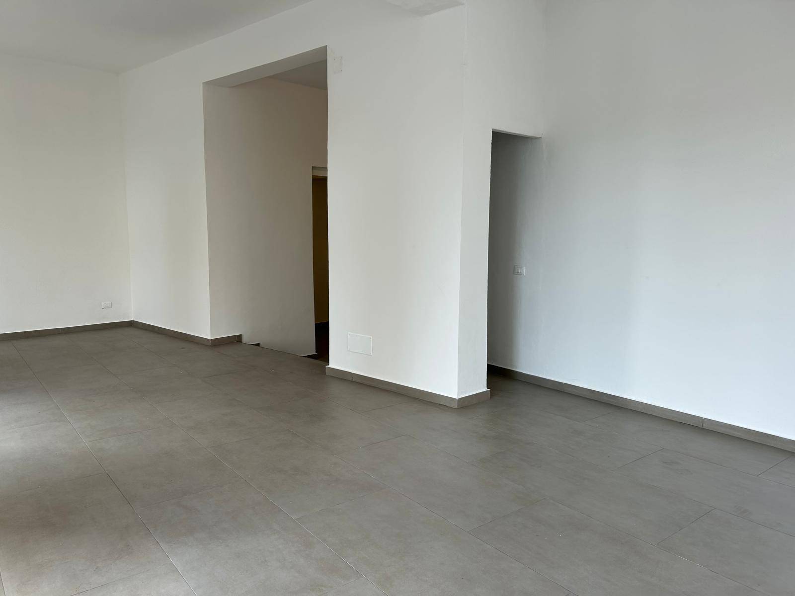 Locale commerciale in affitto a Palermo, Libert