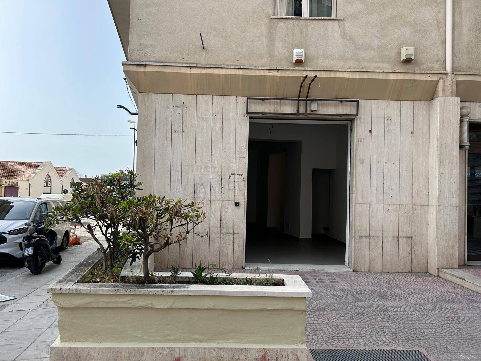 Locale commerciale in affitto a Palermo, Libert
