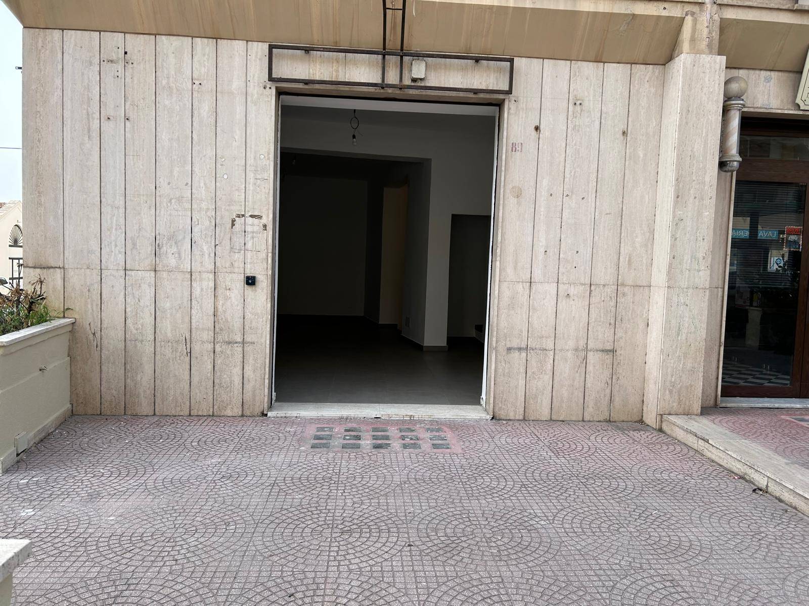 Locale commerciale in affitto a Palermo, Libert