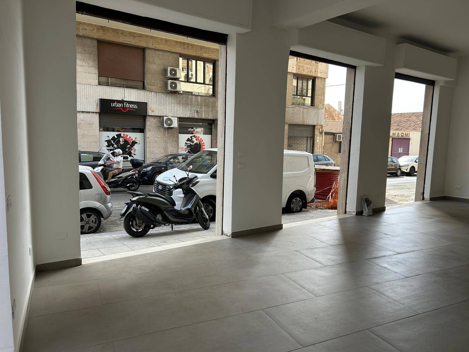 Locale commerciale in affitto a Palermo, Libert