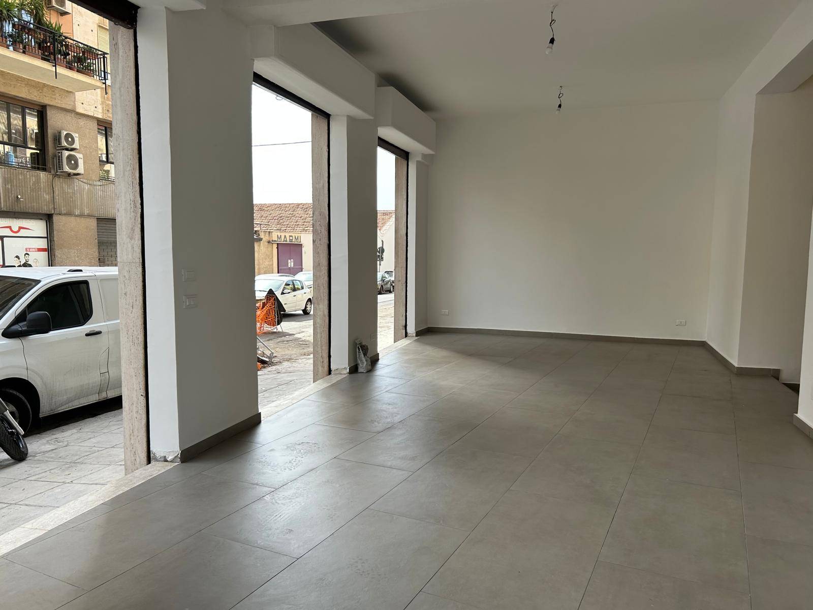 Locale commerciale in affitto a Palermo, Libert