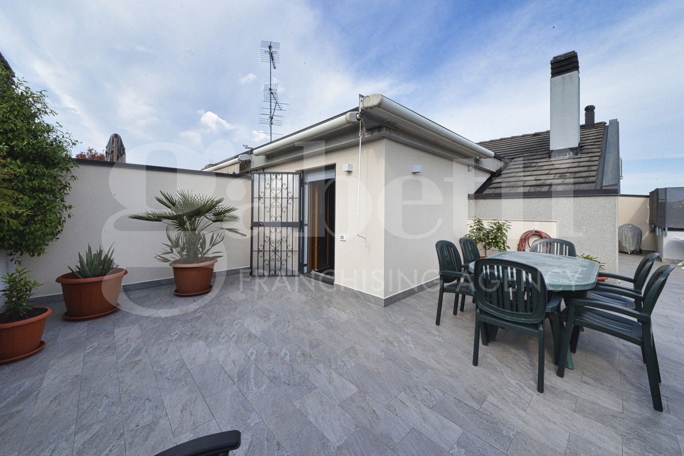 Trilocale con box a Monza