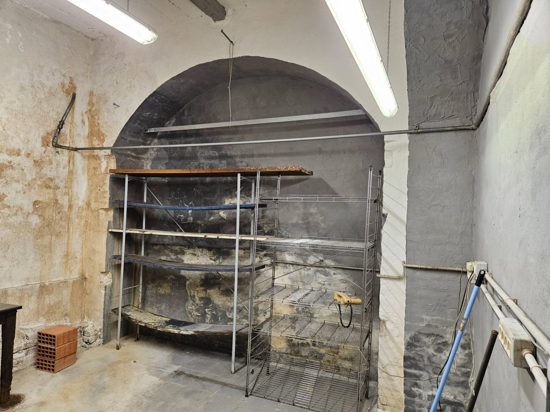 Deposito in vendita a Bologna, Mazzini