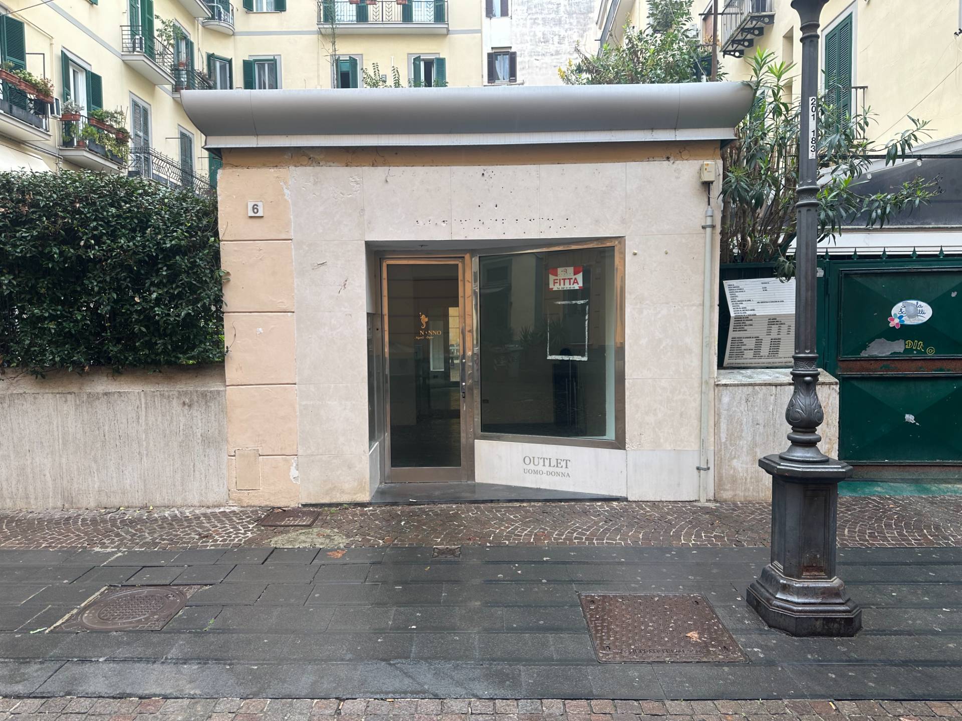 Locale commerciale in affitto a Napoli, Vomero