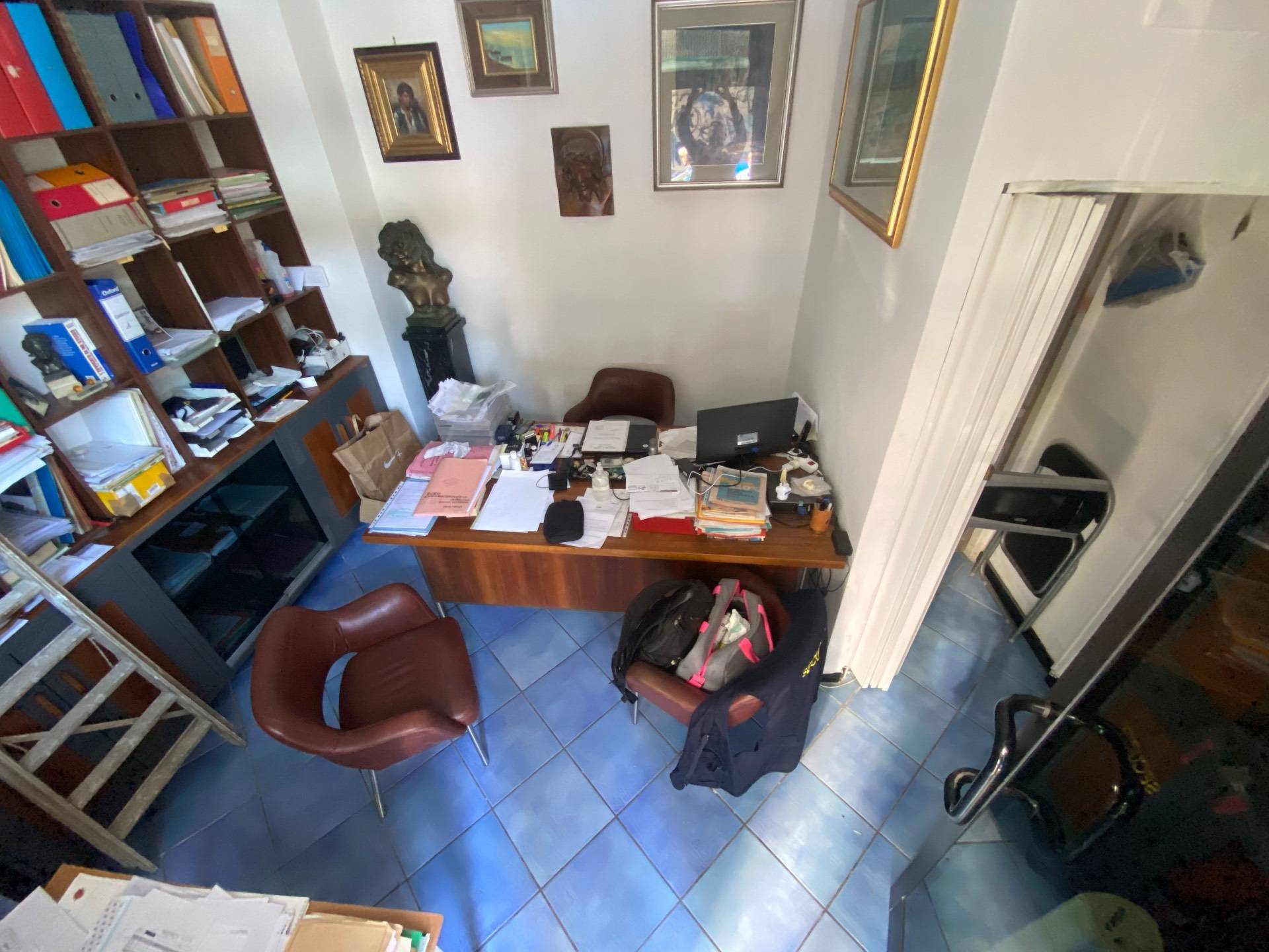 Locale commerciale in vendita a Napoli, Vomero