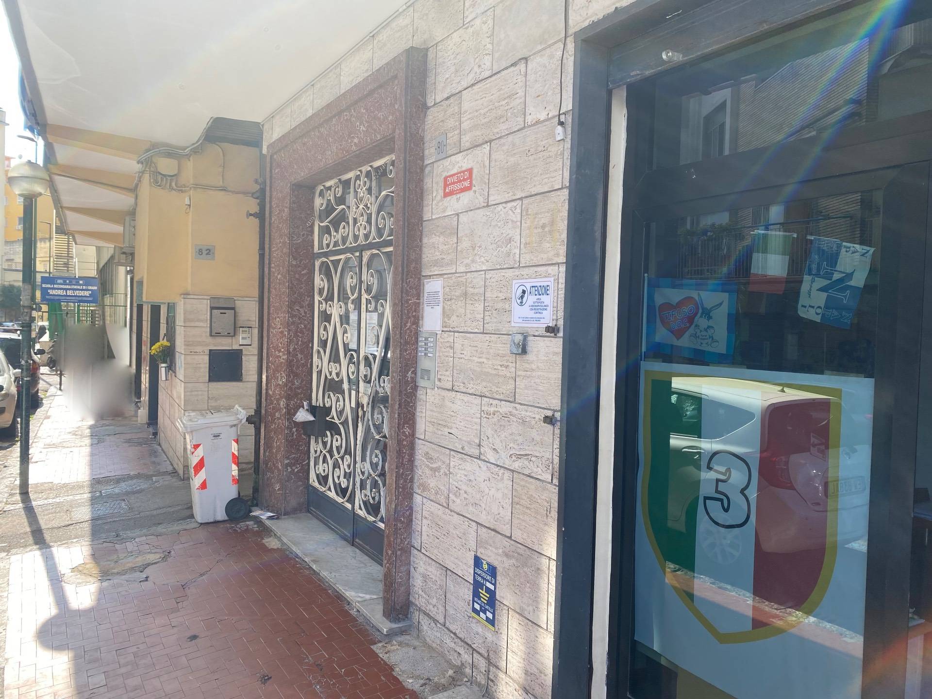 Locale commerciale in vendita a Napoli, Vomero